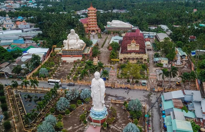 Chùa Vĩnh Tràng (TP Mỹ Tho, Tiền Giang) hình thành đầu thế kỷ 19, vốn chỉ là am nhỏ, mái tranh vách đất. Năm 1849, chùa được xây dựng lại và đặt tên là Vĩnh Trường. Người dân trong vùng vẫn quen gọi với tên như hiện nay.  Chùa có diện tích khoảng 20.000 m2 với quần thể tượng Phật, tháp chuông, chính điện, nhà tổ... đặc sắc, là điểm du lịch thu hút du khách khi đến Tiền Giang.