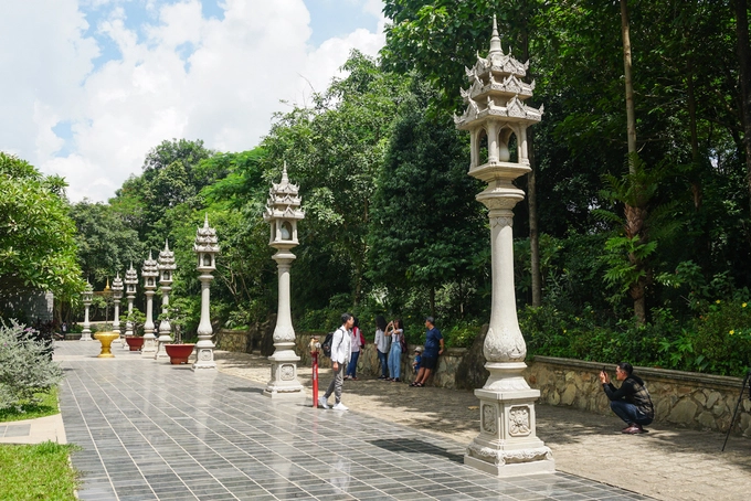 Khuôn viên chùa có diện tích lớn bậc nhất trong các ngôi chùa ở Sài Gòn và bao phủ nhiều cây xanh. Quanh sân chính là hàng thạch đăng tự rất đặc trưng của kiến trúc Phù Nam cổ xưa. Khuôn viên chùa có diện tích lớn bậc nhất trong các ngôi chùa ở Sài Gòn và bao phủ nhiều cây xanh. Quanh sân chính là hàng thạch đăng tự rất đặc trưng của kiến trúc Phù Nam cổ xưa.