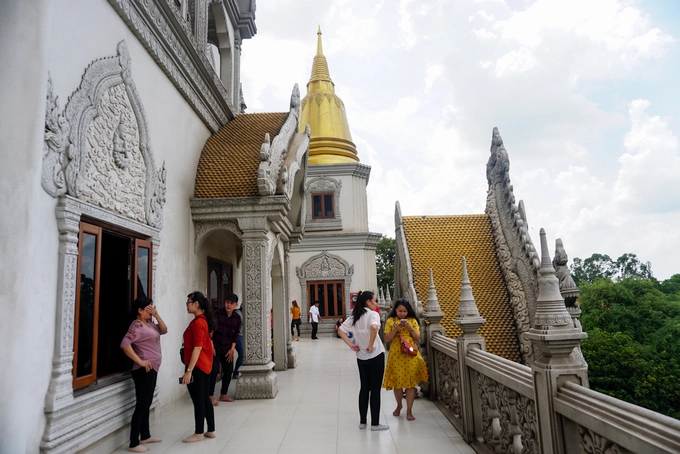 Do có đỉnh tháp sơn vàng và cấu trúc của tòa tháp giống với một số ngôi chùa ở Thái Lan nên nhiều người quen gọi chùa Bửu Long là chùa Thái Lan. Chùa thường xuyên đông khách tham quan, chụp hình nhất là dịp cuối tuần. Do có đỉnh tháp sơn vàng và cấu trúc của tòa tháp giống với một số ngôi chùa ở Thái Lan nên nhiều người quen gọi chùa Bửu Long là chùa Thái Lan. Chùa thường xuyên đông khách tham quan, chụp hình nhất là dịp cuối tuần.