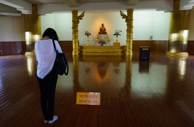 Theo hệ Phật giáo nguyên thủy Nam tông nên trong chùa chỉ có tượng Phật Thích Ca và không bao giờ thắp nhang như các chùa hệ phái khác. Theo hệ Phật giáo nguyên thủy Nam tông nên trong chùa chỉ có tượng Phật Thích Ca và không bao giờ thắp nhang như các chùa hệ phái khác.