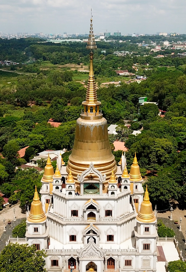 Điểm nhấn của ngôi chùa là Bảo tháp Gotama Cetiya xây từ năm 2007, hoàn thành sau 6 năm. Bảo tháp là nơi thờ xá lợi Phật và các Chư Thánh Tăng. Bảo tháp rộng trên 2.000 m2, cao 70 m, được xây dựng theo nét của văn hóa Phù Nam. Xung quanh là các tháp nhỏ, đều làm bằng đồng, có màu vàng óng. Điểm nhấn của ngôi chùa là Bảo tháp Gotama Cetiya xây từ năm 2007, hoàn thành sau 6 năm. Bảo tháp là nơi thờ xá lợi Phật và các Chư Thánh Tăng. Bảo tháp rộng trên 2.000 m2, cao 70 m, được xây dựng theo nét của văn hóa Phù Nam. Xung quanh là các tháp nhỏ, đều làm bằng đồng, có màu vàng óng.