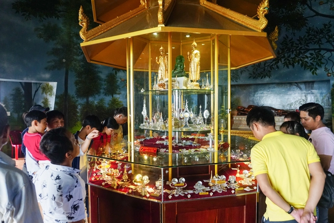 Gotama Cetiya là ngôi bảo tháp có quy mô lớn nhất Việt Nam với 5 tháp lớn nhỏ, tháp chính điện ở trung tâm cao và lớn nhất với 7 tầng. Bảo tháp Gotama Cetiya nhìn từ phía trước và sau đều cho thấy nét kiến trúc đối xứng, hài hòa. Gotama Cetiya là ngôi bảo tháp có quy mô lớn nhất Việt Nam với 5 tháp lớn nhỏ, tháp chính điện ở trung tâm cao và lớn nhất với 7 tầng. Bảo tháp Gotama Cetiya nhìn từ phía trước và sau đều cho thấy nét kiến trúc đối xứng, hài hòa.