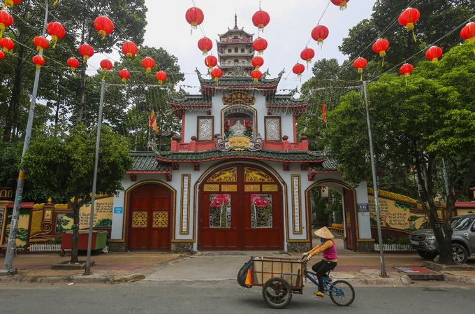 Chùa Pháp Vân (đường Lê Thúc Hoạch, quận Tân Phú) được xây dựng năm 1965, do Thiền sư Thích Nhất Hạnh khởi xướng. Ban đầu chùa chỉ là một ngôi thiền đường nhỏ, thuộc Viện Đại Học Vạn Hạnh, là nơi dành cho sinh viên thiền tập. Ngày nay, chùa được xây dựng khang trang sau những lần trùng tu. Cổng tam quan chùa đồ sộ với 3 tầng mái, lợp ngói âm dương. Chùa Pháp Vân (đường Lê Thúc Hoạch, quận Tân Phú) được xây dựng năm 1965, do Thiền sư Thích Nhất Hạnh khởi xướng. Ban đầu chùa chỉ là một ngôi thiền đường nhỏ, thuộc Viện Đại Học Vạn Hạnh, là nơi dành cho sinh viên thiền tập. Ngày nay, chùa được xây dựng khang trang sau những lần trùng tu. Cổng tam quan chùa đồ sộ với 3 tầng mái, lợp ngói âm dương.