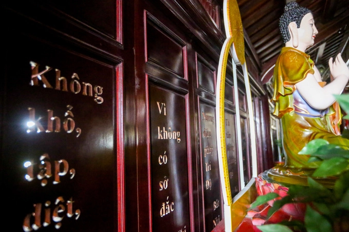 Tầng 5 của bảo tháp bài trí nhiều tượng Phật, phía sau tượng là bộ cửa bằng gỗ sao. Trên các cửa đều được khắc những dòng Kinh Bát nhã. Năm 2017, công trình này được công nhận kỷ lục Việt Nam là "Kinh Bát nhã bằng tiếng Việt (bản dịch của Thiền sư Thích Nhất Hạnh) được khắc lộng vào bộ cửa bằng gỗ sao lớn nhất". Tầng 5 của bảo tháp bài trí nhiều tượng Phật, phía sau tượng là bộ cửa bằng gỗ sao. Trên các cửa đều được khắc những dòng Kinh Bát nhã. Năm 2017, công trình này được công nhận kỷ lục Việt Nam là "Kinh Bát nhã bằng tiếng Việt (bản dịch của Thiền sư Thích Nhất Hạnh) được khắc lộng vào bộ cửa bằng gỗ sao lớn nhất".