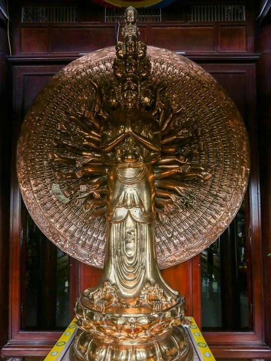 Cũng ở tầng 5 còn bài trí bức tượng Bồ Tát có giá trị gần nửa tỷ đồng. Đây là tượng Bồ Tát quan âm nghìn tay nghìn mắt (ở thế đứng) bằng đồng cao nhất Việt Nam. Cũng ở tầng 5 còn bài trí bức tượng Bồ Tát có giá trị gần nửa tỷ đồng. Đây là tượng Bồ Tát quan âm nghìn tay nghìn mắt (ở thế đứng) bằng đồng cao nhất Việt Nam.