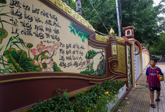 Tường bên ngoài cổng chùa Pháp Vân khá cao, trang trí bằng những câu đối, bức tranh chủ đề Phật giáo. Tường bên ngoài cổng chùa Pháp Vân khá cao, trang trí bằng những câu đối, bức tranh chủ đề Phật giáo.