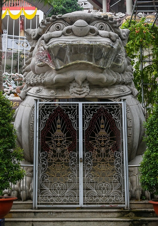 Điểm nhấn ở hai bên hông chánh điện là hai con kỳ lân được tạc từ khối đá hoa cương. Mỗi tượng có chiều dài 10 m, rộng 4,2 m và cao 5 m, được thực hiện trong suốt ba năm. Điểm nhấn ở hai bên hông chánh điện là hai con kỳ lân được tạc từ khối đá hoa cương. Mỗi tượng có chiều dài 10 m, rộng 4,2 m và cao 5 m, được thực hiện trong suốt ba năm.