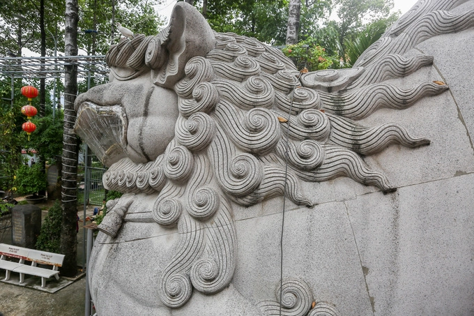 Từ khối đá hoa cương to lớn, qua bàn tay người thợ đục đẽo, tạc ra tượng kỳ lân với các đường nét vừa cứng cáp lại mềm mại. Năm 2015, Tổ chức Kỷ lục Việt Nam đã xác lập đây là “Cặp kỳ lân bằng đá hoa cương lớn nhất”. Từ khối đá hoa cương to lớn, qua bàn tay người thợ đục đẽo, tạc ra tượng kỳ lân với các đường nét vừa cứng cáp lại mềm mại. Năm 2015, Tổ chức Kỷ lục Việt Nam đã xác lập đây là “Cặp kỳ lân bằng đá hoa cương lớn nhất”.