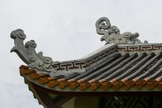 Chùa được xây dựng theo nét kiến trúc chùa chiền miền Bắc với những đầu đao ở góc mái cong vút. Mái được lợp ngói vảy màu nâu đỏ truyền thống. Chùa được xây dựng theo nét kiến trúc chùa chiền miền Bắc với những đầu đao ở góc mái cong vút. Mái được lợp ngói vảy màu nâu đỏ truyền thống.
