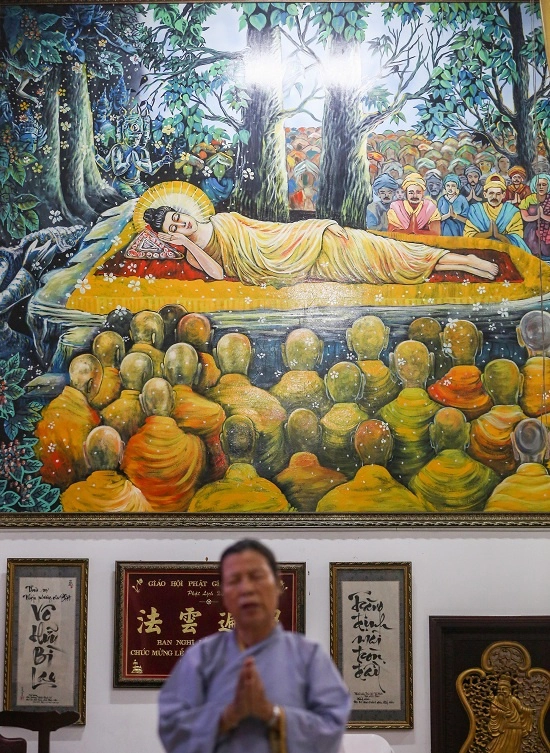 Quanh chánh điện trang trí nhiều câu đối, thư pháp, tranh ảnh chủ đề Đức Phật và chúng sinh. Nơi này từng tiếp đón phái đoàn Làng Mai do Thiền sư Thích Nhất Hạnh dẫn đầu cùng 200 thiền sinh đến thăm năm 2005. Quanh chánh điện trang trí nhiều câu đối, thư pháp, tranh ảnh chủ đề Đức Phật và chúng sinh. Nơi này từng tiếp đón phái đoàn Làng Mai do Thiền sư Thích Nhất Hạnh dẫn đầu cùng 200 thiền sinh đến thăm năm 2005.