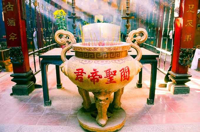 Quan Công là vị thần được thờ chính trong chùa. Người dân kể lại, đây là vị thần tượng trưng cho “nhân nghĩa lễ trí tín”, cho sự dũng cảm, trung thành và lòng danh dự của người Hoa. Chùa còn thờ một số vị thần khác như: Phật Bà Quan Thế Âm, Thiên Hậu Thánh Mẫu, Ông Bản.
