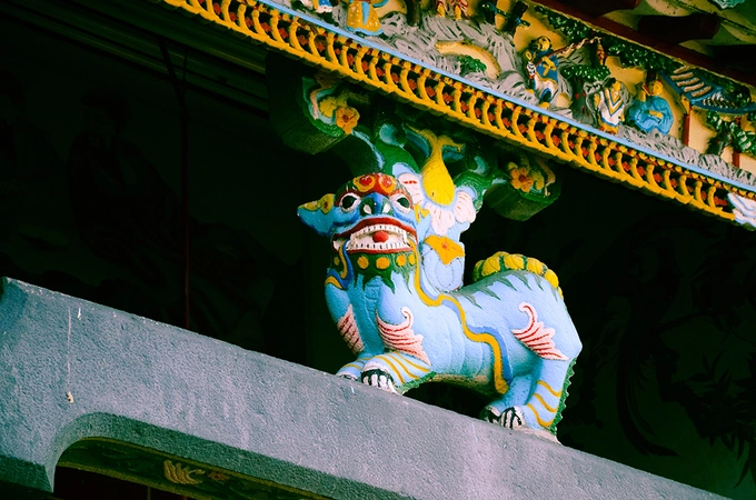 Chùa có 6 hàng cột gỗ để nâng đỡ mái vòm cùng hệ thống kèo gác phức tạp được chạm trổ công phu.