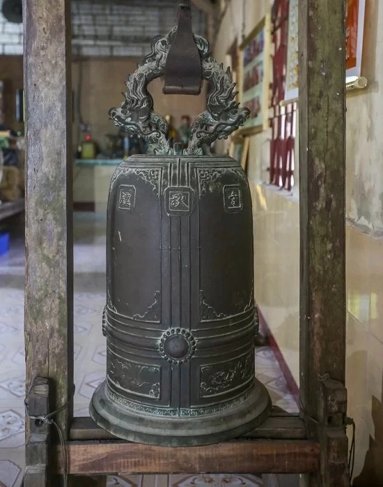 Bên hông chánh điện đặt đại hồng chung hơn trăm tuổi, được đúc từ khi chùa mới hình thành.