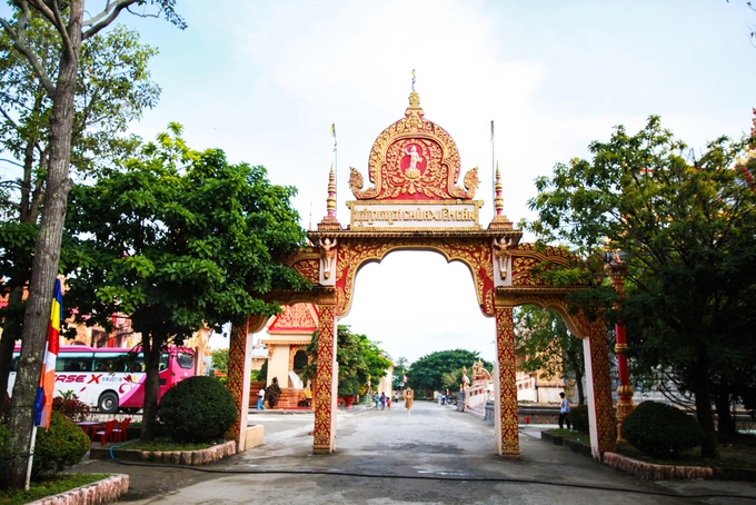 Chùa Xiêm Cán là quần thể kiến trúc tôn giáo cổ và lớn bậc nhất khu vực đồng bằng sông Cửu Long. Chùa cách trung tâm thị xã Bạc Liêu khoảng 7 km về phía đông nam. Trong tiếng Khmer, chùa Xiêm Cán có nghĩa là "Sông sâu" (Kouphir Sakor Prekchrou).