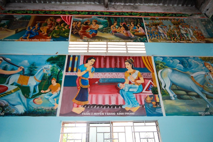 Trên trần nhà là những bức bích họa kể về công việc và con đường tu hành của Đức Phật.