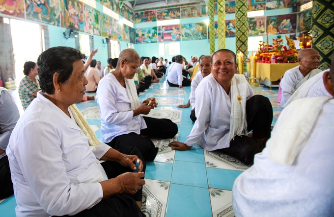 Người dân Khmer mỗi tháng đến chùa bốn lần để lễ Phật, tụng kinh, tu dưỡng đạo đức để mong được hưởng quả phúc. Họ coi chùa còn quan trọng hơn nhà mình. Ngoài nhiệm vụ chính là thực hiện các hoạt động tôn giáo, chùa còn là trung tâm văn hóa giáo dục của phum, sóc (làng, xã). Trong khuôn viên chùa có trường học dạy chữ Khmer, chữ Pali, dạy kinh... Đây cũng là nơi lưu giữ các tập truyện kể dân gian xưa và nay hoặc các vốn văn hóa truyền thống.