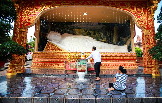 Khuôn viên chùa rộng hơn 4 ha, bao quanh là tường rào chạm khắc Rắn thần và nhiều hoa văn rực rỡ. Đây là ngôi chùa Phật giáo tiểu thừa được xây dựng theo lối kiến trúc Angkor đặc trưng của người Campuchia. Chánh điện của chùa thường quay về hướng đông vì người Khmer tin rằng con đường tu hành của Phật đi từ Tây sang Đông.