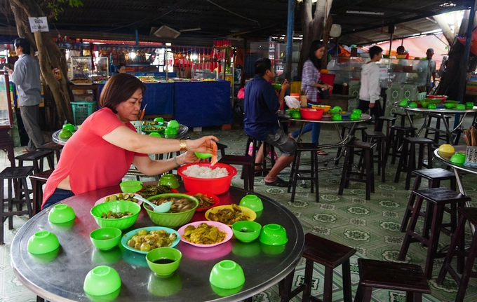Mỗi buổi trưa, khách viếng chùa đều được miễn phí cơm chay do Phật tử nhà chùa nấu. "Tôi đã đến chùa Phước Long nhiều lần, những ngày rằm, lễ tết là cùng cả nhà. Chùa nằm ở giữa sông nên không khí nơi đây rất thoáng đãng. Từ khi được xây dựng lại, ngôi chùa càng trở nên uy nghiêm đẹp đẽ hơn", chị Thoa (Biên Hòa, Đồng Nai) chia sẻ. Mỗi buổi trưa, khách viếng chùa đều được miễn phí cơm chay do Phật tử nhà chùa nấu. "Tôi đã đến chùa Phước Long nhiều lần, những ngày rằm, lễ tết là cùng cả nhà. Chùa nằm ở giữa sông nên không khí nơi đây rất thoáng đãng. Từ khi được xây dựng lại, ngôi chùa càng trở nên uy nghiêm đẹp đẽ hơn", chị Thoa (Biên Hòa, Đồng Nai) chia sẻ.