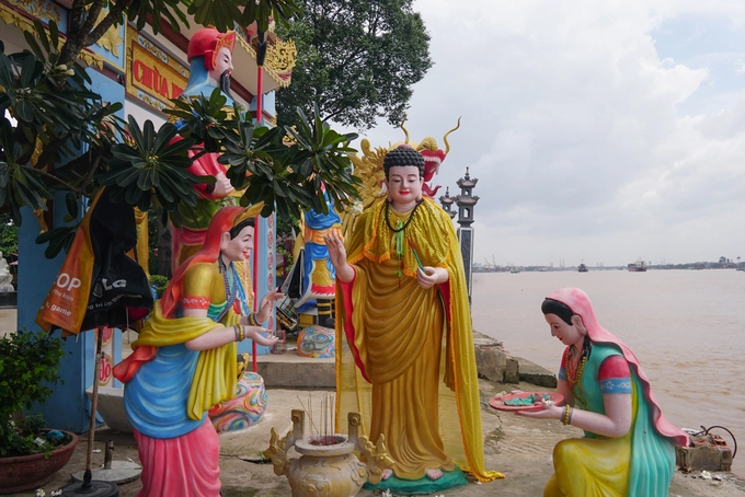 Điểm đặc biệt của ngôi chùa là có rất nhiều tượng với màu sắc sặc sỡ như thập bát la lán, các bồ tát, những nhân vật theo tín ngưỡng nhân gian, có cả tượng Tôn Ngộ Không, Đường Tăng... Điểm đặc biệt của ngôi chùa là có rất nhiều tượng với màu sắc sặc sỡ như thập bát la lán, các bồ tát, những nhân vật theo tín ngưỡng nhân gian, có cả tượng Tôn Ngộ Không, Đường Tăng...