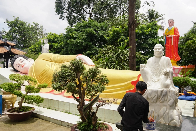 Nhìn từ phía cổng chùa vào, nổi bật là pho tượng Phật nằm dài khoảng 10 m. Nhìn từ phía cổng chùa vào, nổi bật là pho tượng Phật nằm dài khoảng 10 m.
