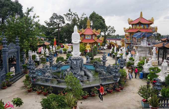 Khuôn viên chùa như một vượn tượng, tượng Quan âm bằng đá ở chính giữa hồ nước, bao quanh bởi những con rồng. Khuôn viên chùa như một vượn tượng, tượng Quan âm bằng đá ở chính giữa hồ nước, bao quanh bởi những con rồng.