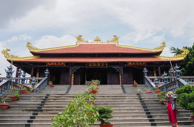 Ở vị trí trung tâm chùa Phước Long là chánh điện dài 80 m, rộng 25 m, diện tích 2.000 m2 được thiết kế với liệu chủ yếu là 1.500 khối gỗ trong ba năm. Ở vị trí trung tâm chùa Phước Long là chánh điện dài 80 m, rộng 25 m, diện tích 2.000 m2 được thiết kế với liệu chủ yếu là 1.500 khối gỗ trong ba năm.