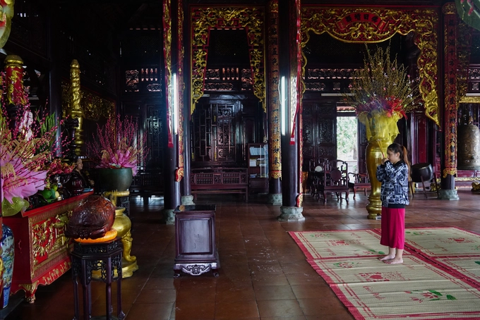 Bên trong chánh điện gồm ba gian với kết cấu chính là gỗ. Màu nâu gụ của gỗ, các cột kèo, mái sơn son thếp vàng càng làm không gian thêm phần cổ kính. Bên trong chánh điện gồm ba gian với kết cấu chính là gỗ. Màu nâu gụ của gỗ, các cột kèo, mái sơn son thếp vàng càng làm không gian thêm phần cổ kính.