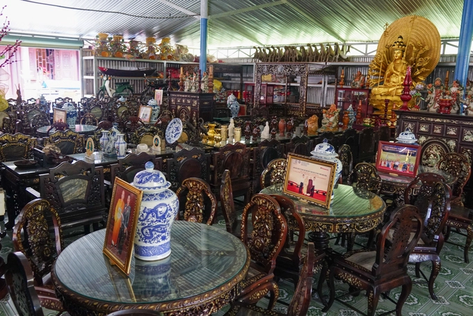 Ngoài ra, hầu hết vật dụng như bàn ghế, tủ thờ, chân đèn dầu, lư… trong chùa cũng đều bằng gỗ. Nhiều nhất có thể kể đến các bộ bàn gỗ được điêu khắc tinh xảo. Nhà chùa dành hẳn một không gian rộng để trưng bày những món đồ này. Ngoài ra, hầu hết vật dụng như bàn ghế, tủ thờ, chân đèn dầu, lư… trong chùa cũng đều bằng gỗ. Nhiều nhất có thể kể đến các bộ bàn gỗ được điêu khắc tinh xảo. Nhà chùa dành hẳn một không gian rộng để trưng bày những món đồ này.