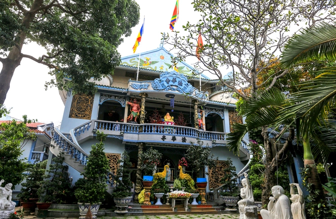 Chùa Pháp Hoa được xây dựng từ năm 1928, tọa lạc trong một con hẻm trên đường Thích Quảng Đức (quận Phú Nhuận, TP HCM). Chùa theo hệ phái Phật giáo Bắc tông.  Trước đây chùa giản dị với mái lợp tranh. Sau đợt trùng tu lớn vào năm 1993, chùa có quy mô như hiện tại với chánh điện, trai đường, tháp Đa Bảo, phòng khám bệnh cùng nhiều tượng Phật...