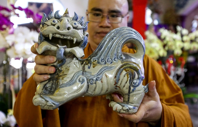 Chùa còn nhiều đồ gốm khác như các bức tượng Phật, chân đèn, ấm chén... Trong đó, nổi bật là hai con nghê do các nghệ nhân Việt chế tác cách đây hai thế kỷ.