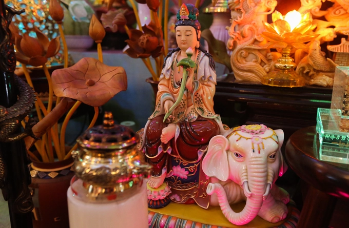 Ở vị trí trung tâm chánh điện, ngoài tượng Phật lớn thì nhà chùa còn hai tượng Phật nhỏ bằng gốm, xuất xứ từ thời vua Càn Long, thuộc triều đại nhà Thanh ở Trung Quốc.