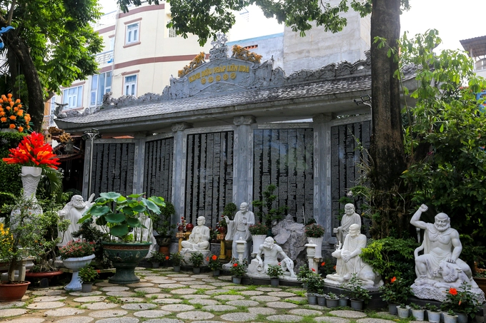 Ngoài ra, ngôi chùa còn sở hữu kỷ lục với bộ Kinh Diệu Pháp Liên Hoa khắc trên đá đầu tiên tại Việt Nam. Bộ kinh gần 70.000 chữ Việt ngữ được sắp xếp bố cục hài hòa, chữ màu trắng khắc trên nền đen của đá granite.  Năm 2015, Chùa Pháp Hoa được công nhận di tích lịch sử tại TP HCM.