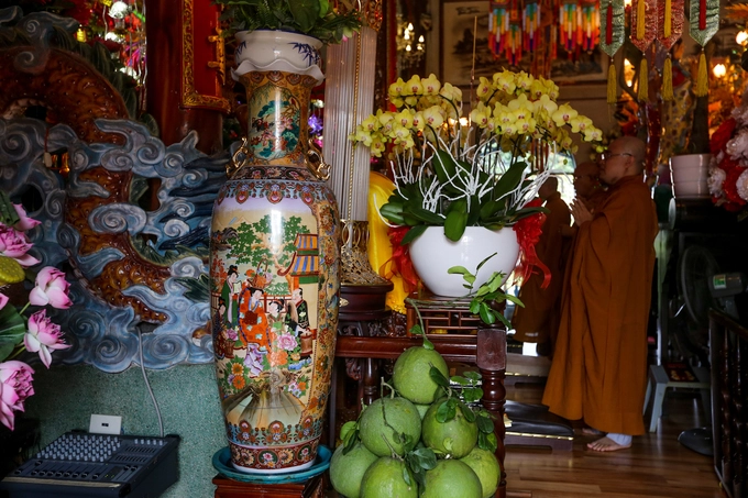 Tại chánh điện có trên 50 chiếc bình lớn nhỏ, phòng khách có khoảng 500 bình. Ngoài ra, đồ gốm còn được bày trong giảng đường, nhà tổ, phòng lưu niệm...