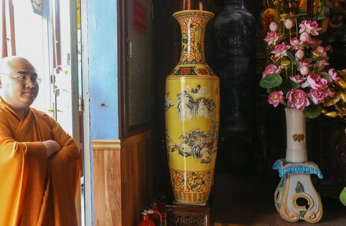 Ngay khu vực trang trọng nhất của chánh điện là bốn chiếc có chiều cao hơn 2 m, thuộc dòng gốm Giang Tây của Trung Quốc.