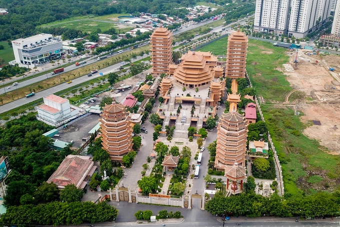 Pháp viện Minh Đăng Quang hình thành năm 1968 thuộc hệ phái Khất sĩ, ban đầu chỉ gồm ngôi chánh điện nhỏ và một số am cốc bằng tre.  Đầu năm 2009, pháp viện được xây dựng quy mô với nhiều hạng mục. Hiện, công trình là một quần thể kiến trúc Phật giáo đặc sắc, rộng lớn ở ngay Xa lộ Hà Nội (quận 2), cửa ngõ vào trung tâm TP HCM.  Hệ phái Khất sĩ ra đời năm 1944 tại Nam bộ, do Tổ sư Minh Đăng Quang sáng lập. Nơi đây, ngoài chức năng như một ngôi chùa, còn đào tạo Phật pháp cho các tăng lữ, Phật tử nên được gọi là pháp viện.