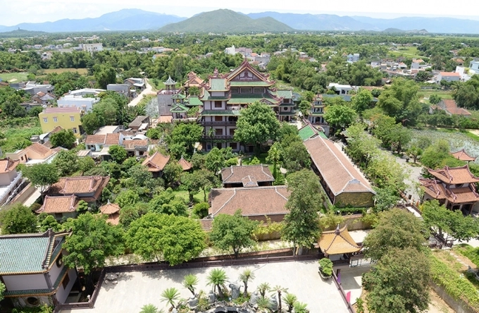Chùa Thiên Hưng tọa lạc tại thị trấn Đập Đá trên QL 1A, phường Nhơn Hưng, thị xã An Nhơn, Bình Định không chỉ là địa điểm lễ Phật của các Phật tử mà còn là nơi vãng cảnh của du khách thập phương. Điểm đặc biệt là dù nằm ở vùng đất nắng nóng nhưng nhờ được cây xanh bao phủ mà nơi đây rất mát mẻ, thanh bình Chùa Thiên Hưng tọa lạc tại thị trấn Đập Đá trên QL 1A, phường Nhơn Hưng, thị xã An Nhơn, Bình Định không chỉ là địa điểm lễ Phật của các Phật tử mà còn là nơi vãng cảnh của du khách thập phương. Điểm đặc biệt là dù nằm ở vùng đất nắng nóng nhưng nhờ được cây xanh bao phủ mà nơi đây rất mát mẻ, thanh bình