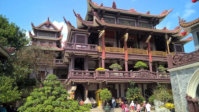 Được xây theo phong cách hiện đại, không khí trang nghiêm, đồng thời là nơi lưu giữ Ngọc Xá Lợi của Phật Tổ Thích Ca Mâu Ni nên dù chùa còn đang trong quá trình xây dựng vẫn luôn đông khách viếng thăm, nhất là dịp đầu xuân, lễ rằm. Được xây theo phong cách hiện đại, không khí trang nghiêm, đồng thời là nơi lưu giữ Ngọc Xá Lợi của Phật Tổ Thích Ca Mâu Ni nên dù chùa còn đang trong quá trình xây dựng vẫn luôn đông khách viếng thăm, nhất là dịp đầu xuân, lễ rằm.