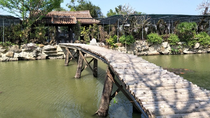Xung quanh chùa có hào nước bao bọc khiến cho không khí mát mẻ dù là mùa nắng nóng. Chiếc cầu tre mộc mạc, không có thanh vịn bắt ngang mang bóng dáng của làng quê thanh bình là điểm chụp ảnh yêu thích của nhiều người. Xung quanh chùa có hào nước bao bọc khiến cho không khí mát mẻ dù là mùa nắng nóng. Chiếc cầu tre mộc mạc, không có thanh vịn bắt ngang mang bóng dáng của làng quê thanh bình là điểm chụp ảnh yêu thích của nhiều người.