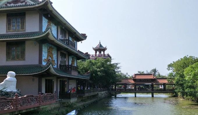 Khuôn viên chùa chia làm nhiều khu, có nhiều chòi nghỉ ngơi lợp mái ngói mát mẻ dành cho các Phật tử. Đến mùa sen, hào nước quanh chùa nở đầy hoa sen hồng. Khuôn viên chùa chia làm nhiều khu, có nhiều chòi nghỉ ngơi lợp mái ngói mát mẻ dành cho các Phật tử. Đến mùa sen, hào nước quanh chùa nở đầy hoa sen hồng.