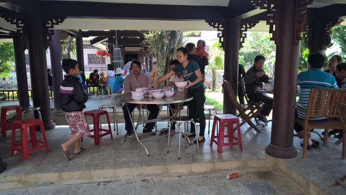 Khách vãng lai dừng chân ở chùa vào giờ cơm sẽ được dùng cơm chay miễn phí trong không gian thân thiện, vui vẻ. Khách tự phục vụ và dọn dẹp sau khi ăn để giữ gìn vệ sinh. Khách vãng lai dừng chân ở chùa vào giờ cơm sẽ được dùng cơm chay miễn phí trong không gian thân thiện, vui vẻ. Khách tự phục vụ và dọn dẹp sau khi ăn để giữ gìn vệ sinh.