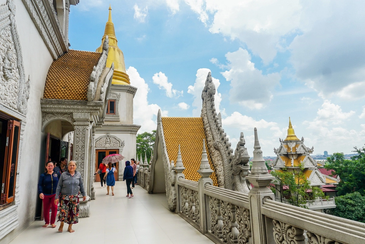 Từ chánh điện có nhiều cửa dẫn ra hành lang bên ngoài bảo tháp. Trên tầng cao nhất có thể ngắm khung cảnh ngoại ô Sài Gòn, sông Đồng Nai...