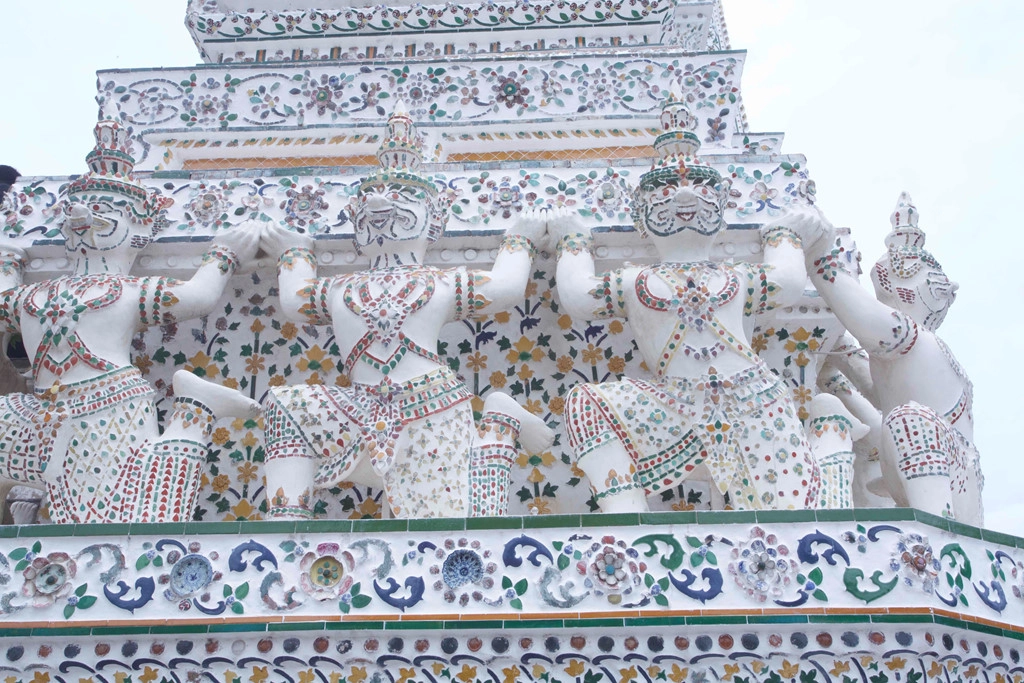 Đến Wat Arun, bên cạnh việc đi lễ, bạn có thể dành thời gian sống ảo bởi màu sắc và kiến trúc của ngôi chùa khi lên ảnh rất đẹp. Việc chinh phục các bậc thang dốc dẫn lên các ngọn tháp cũng là một trải nghiệm thú vị. Ảnh: Thansettakij.