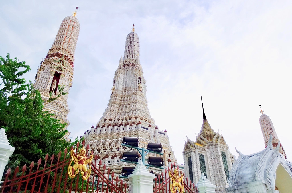 Hàng ngày, Wat Arun mở cửa từ 8-17h để đón du khách tới đi lễ và tham quan chùa. Giá vé vào cửa khoảng 37.000 đồng. Bạn lưu ý không nên mặc đồ ngắn trên đầu gối. Nếu trót mặc đồ ngắn, bạn có thể ra ngay cửa hàng thuê quần dài hoặc quấn một chiếc khăn chê kín hết phần trên đầu gối. Ảnh: Gerhardhealer.