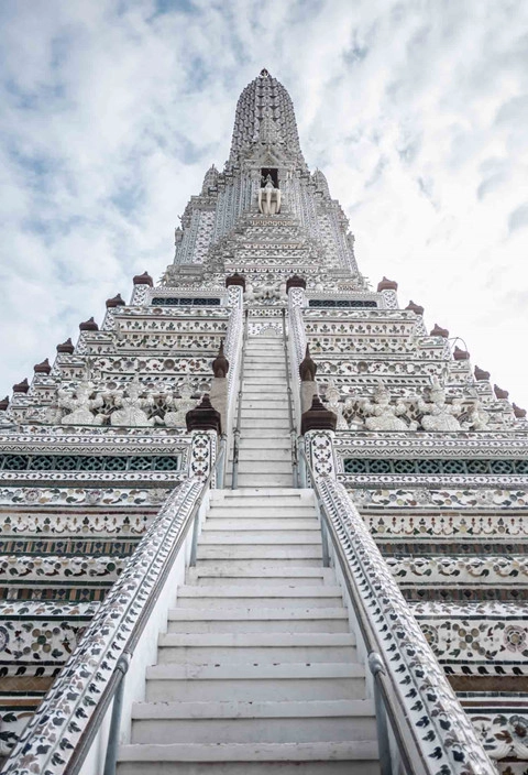 Ngôi chùa nằm bên bờ Tây của sông Chao Phraya (Thonburi). Từ trung tâm Bangkok, bạn có thể tới đây bằng tàu điện trên cao, rồi đi taxi đến thẳng chùa. Tuy nhiên, nhiều người chọn cách trải nghiệm thú vị hơn đó là di chuyển từ bờ sông Chao Phraya đi phà sang bờ bên kia. Ảnh: Thaiticketmajor, Pantip.