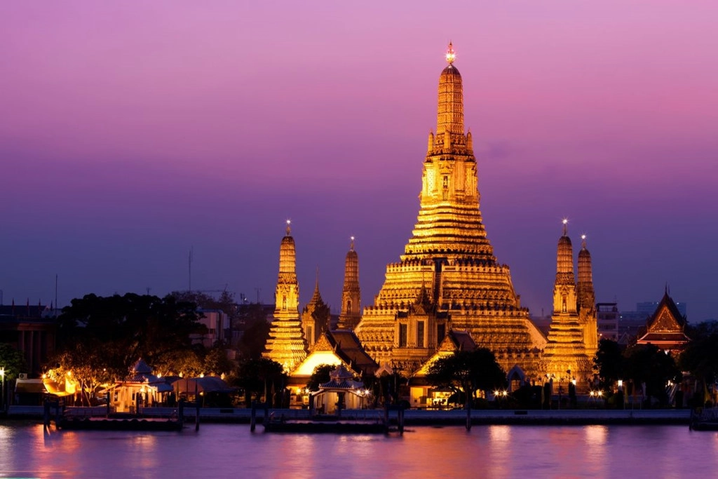 Tuy có tên là chùa Bình Minh, Wat Arun lại đẹp nhất vào thời điểm hoàng hôn và buổi tối. Lúc Mặt Trời lặn, ánh sáng hoàng hôn chiếu lên các ngon tháp tạo nên khung cảnh rực rỡ chưa từng thấy. Buổi tối là khoảng thời gian ngôi chùa được thắp sáng rất lung linh, huyền ảo. Ảnh: Govivigo.