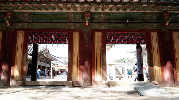 Có nhiều lối đi dẫn vào công trình.