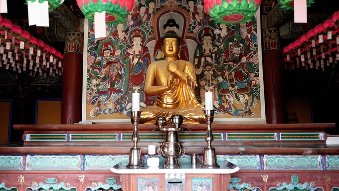 Mặt trước của chùa là cổng vào có cầu thang bằng đá cao gần chục mét còn nguyên vẹn. Đây là lối dẫn đến 2 điện chính thờ Đức Thích Ca Mâu Ni và Phật A Di Đà.