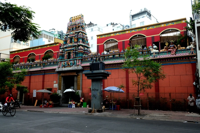 Đền thờ bà Mariamman, hay còn gọi là chùa Ấn tọa lạc mặt tiền đường Trương Định, cách chợ Bến Thành chỉ vài phút đi bộ. Ngôi đền được xây dựng từ năm 1885, thời điểm mà nhiều người Ấn Độ bắt đầu chọn Sài Gòn làm quê hương thứ hai. Đền thờ bà Mariamman, hay còn gọi là chùa Ấn tọa lạc mặt tiền đường Trương Định, cách chợ Bến Thành chỉ vài phút đi bộ. Ngôi đền được xây dựng từ năm 1885, thời điểm mà nhiều người Ấn Độ bắt đầu chọn Sài Gòn làm quê hương thứ hai.