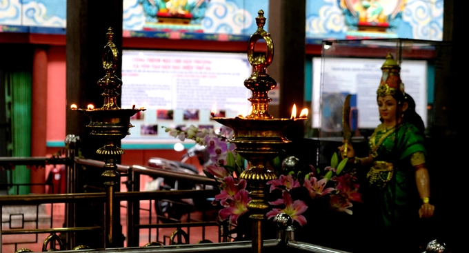 Mỗi ngày 30 phút vào lúc 10h và 19h, lễ hiến tế bằng lửa để cúng bà Mariamman và các thần lại được thực hiện. Việc hiến tế được cho là cầu cho mưa thuận gió hòa, làm ăn thuận lợi, người đến dự sẽ được ban phúc. Mỗi ngày 30 phút vào lúc 10h và 19h, lễ hiến tế bằng lửa để cúng bà Mariamman và các thần lại được thực hiện. Việc hiến tế được cho là cầu cho mưa thuận gió hòa, làm ăn thuận lợi, người đến dự sẽ được ban phúc.