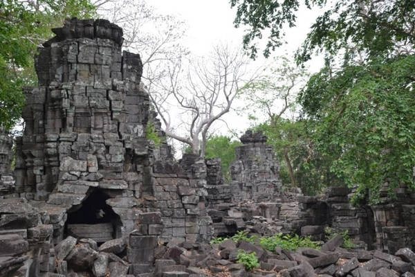 Với sự hỗ trợ của Quỹ Di sản Thế giới, Banteay Chhmar đang nỗ lực đạt được sự cân bằng giữa nhu cầu bảo tồn, tiếp cận và phát triển kinh tế bền vững với lợi ích của cộng đồng địa phương. Warrack không lo lắng về việc du lịch tràn lan sẽ ảnh hưởng tới Banteay Chhmar như trường hợp của Angkor Wat. "Những người tới Banteay Chhmar thường là những du khách đã tới các ngôi đền của Campuchia lần thứ 2 hoặc thứ 3. Họ sẽ trở nên say mê và muốn khám phá", ông giải thích. Ảnh: Visit Banteay Chhmar.